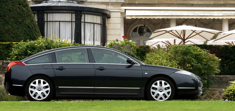 Citron C6: design extrieur: Chaque dcoupe de la carrosserie s'inscrit dans le prolongement d'un autre lment, par exemple au niveau des feux arrire ou avant, crant une grande harmonie entre les lignes.